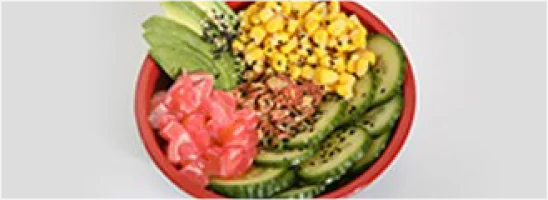 Sushirijst, mais, avocado, komkommer, sojabonen, sesammix, krokante uitjes en tonijn