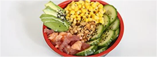Sushirijst, mais, avocado, komkommer, sojabonen, sesammix, krokante uitjes, tonijn en zalm