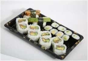 8 vegaroll, 4 komkommer maki, 4 avocado maki, 1 komkommer nigiri, 1 avocado nigiri
